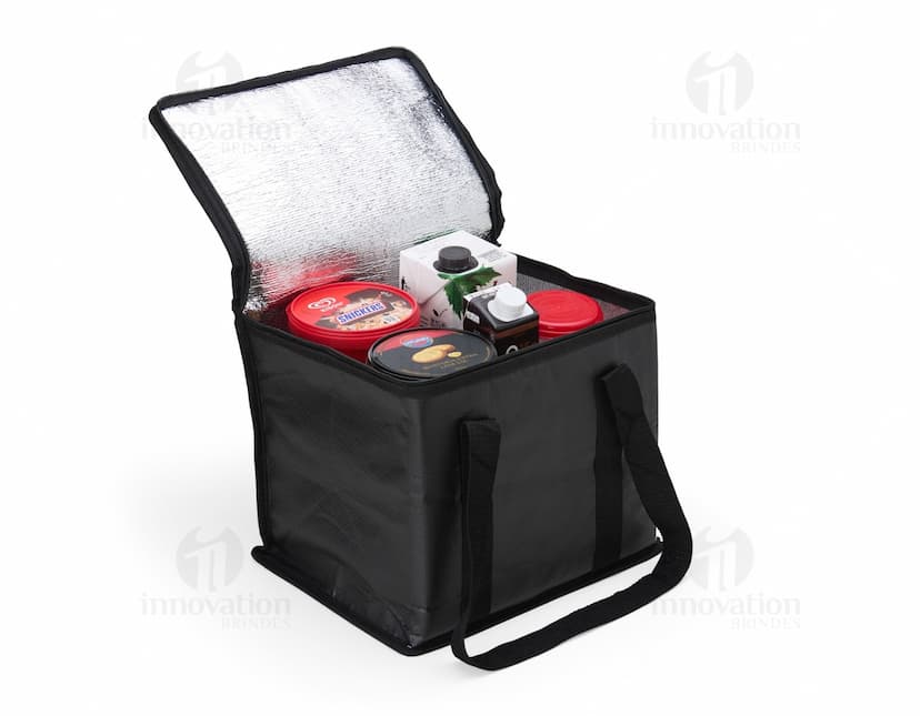 Mala térmica de 12 litros com design moderno e elegante, ideal para transportar alimentos e bebidas de forma prática e segura. A imagem mostra uma pessoa sorridente, segurando a bolsa térmica em um ambiente de compras, transmitindo felicidade e praticidade.