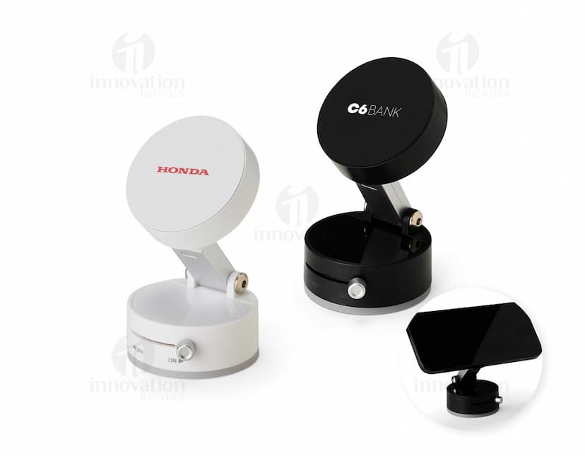 Conjunto brilhante e moderno de ícones e botões de design de computador em estilo web cartoon 3D, incluindo um feiticeiro, símbolo de seta, bola laranja e mão amarela com cursor pixelizado. A imagem também apresenta um homem de negócios em destaque, retratado em arte gráfica vibrante e colorida.