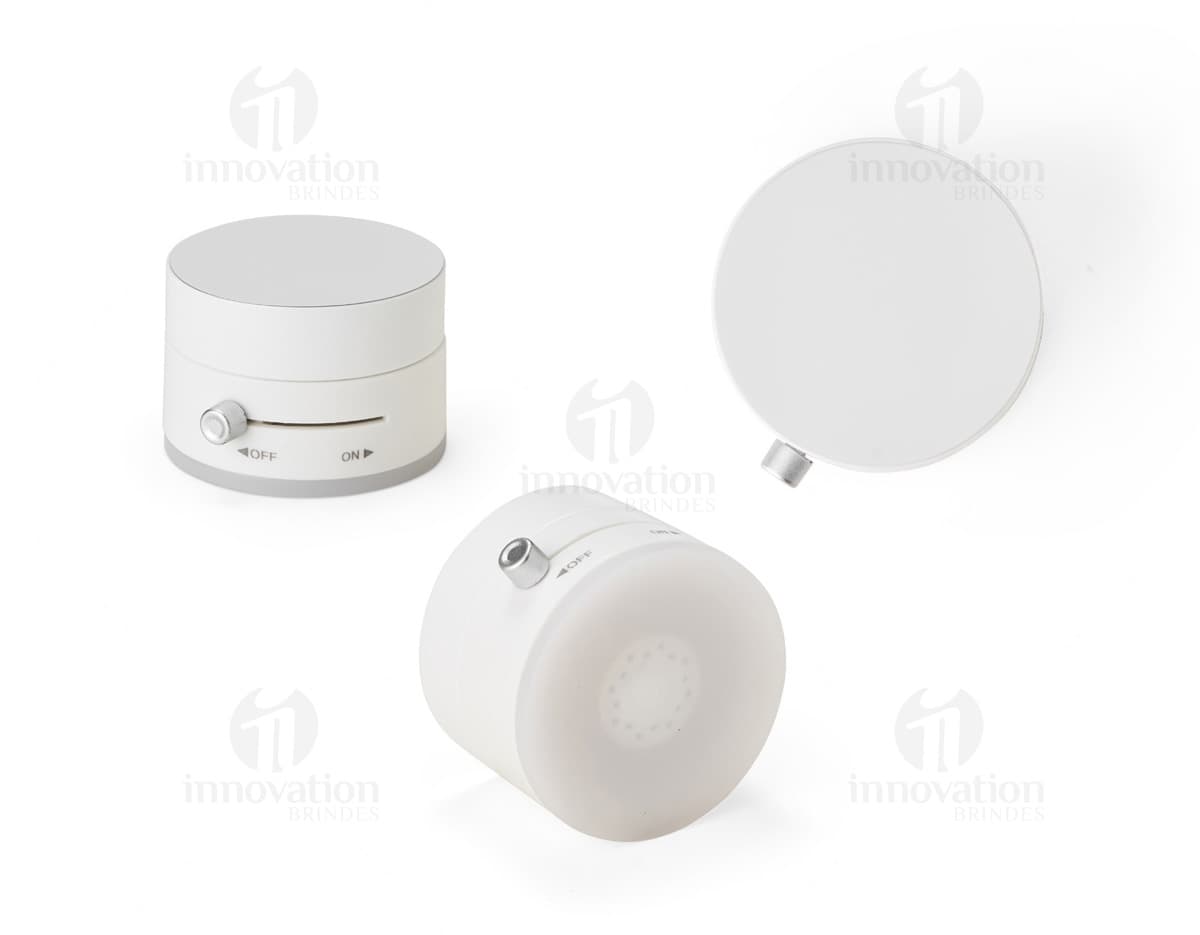 Conjunto brilhante e moderno de ícones e botões de design de computador em estilo web cartoon 3D, incluindo um feiticeiro, símbolo de seta, bola laranja e mão amarela com cursor pixelizado. A imagem também apresenta um homem de negócios em destaque, retratado em arte gráfica vibrante e colorida.