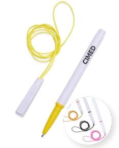 Caneta plástica com cordão, objeto de escrita em plástico preto, com design ajustável e cordão para fixação. Ideal para uso em escritórios, escolas e em casa.