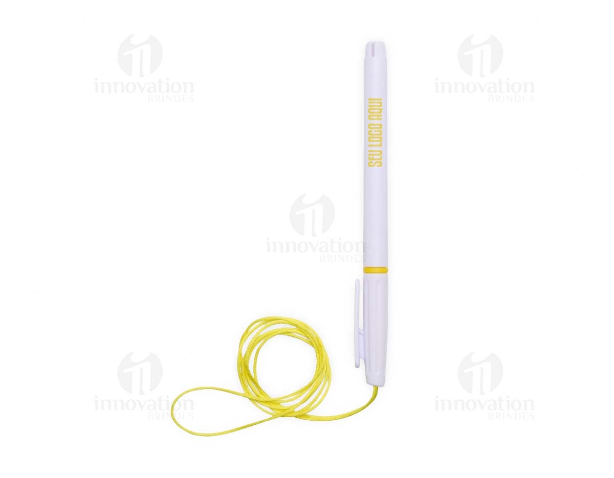 Caneta plástica com cordão, objeto de escrita em plástico preto, com design ajustável e cordão para fixação. Ideal para uso em escritórios, escolas e em casa.