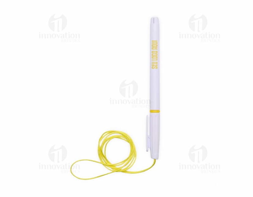 Caneta plástica com cordão, objeto de escrita em plástico preto, com design ajustável e cordão para fixação. Ideal para uso em escritórios, escolas e em casa.