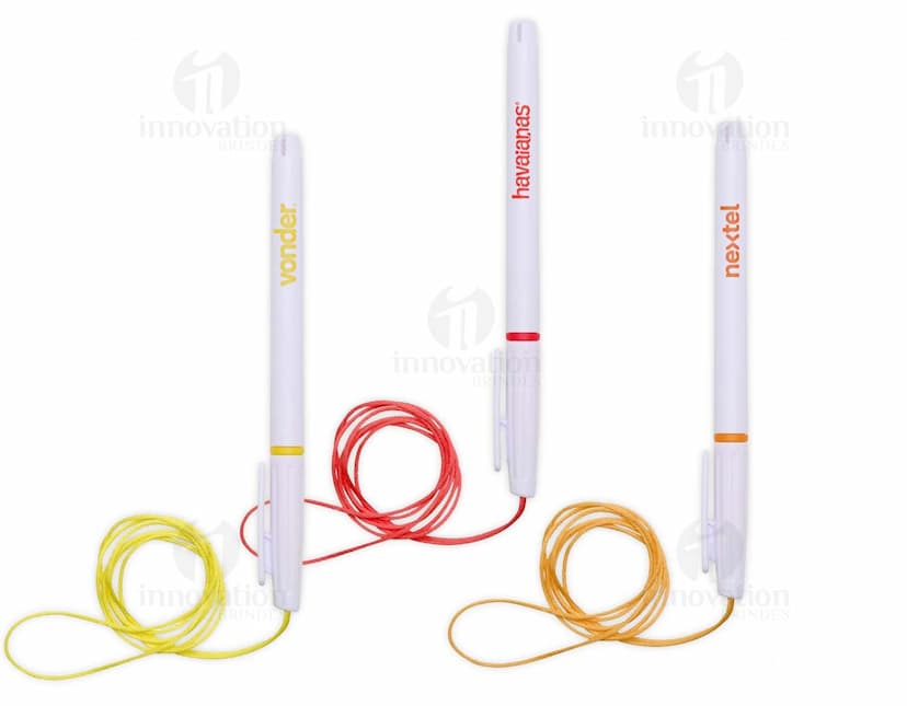 Caneta plástica com cordão, objeto de escrita em plástico preto, com design ajustável e cordão para fixação. Ideal para uso em escritórios, escolas e em casa.