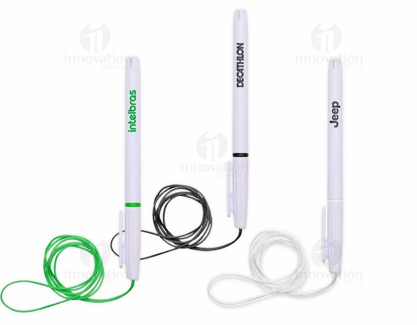 Caneta plástica com cordão, objeto de escrita em plástico preto, com design ajustável e cordão para fixação. Ideal para uso em escritórios, escolas e em casa.