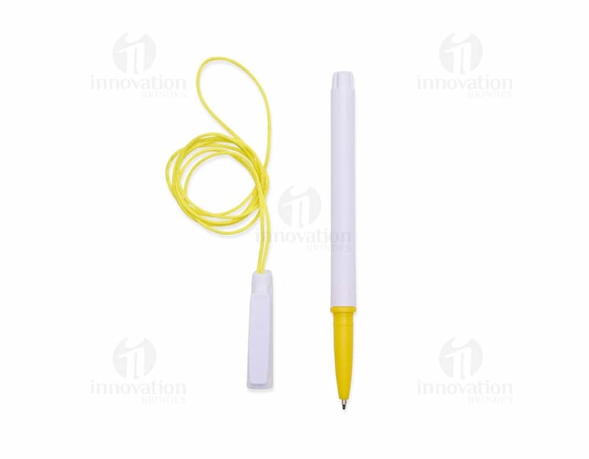 Caneta plástica com cordão, objeto de escrita em plástico preto, com design ajustável e cordão para fixação. Ideal para uso em escritórios, escolas e em casa.