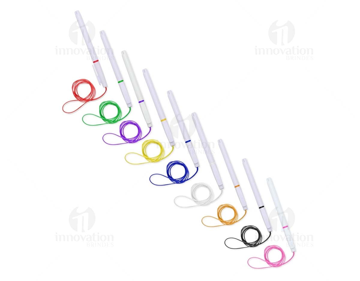 Caneta plástica com cordão, objeto de escrita em plástico preto, com design ajustável e cordão para fixação. Ideal para uso em escritórios, escolas e em casa.