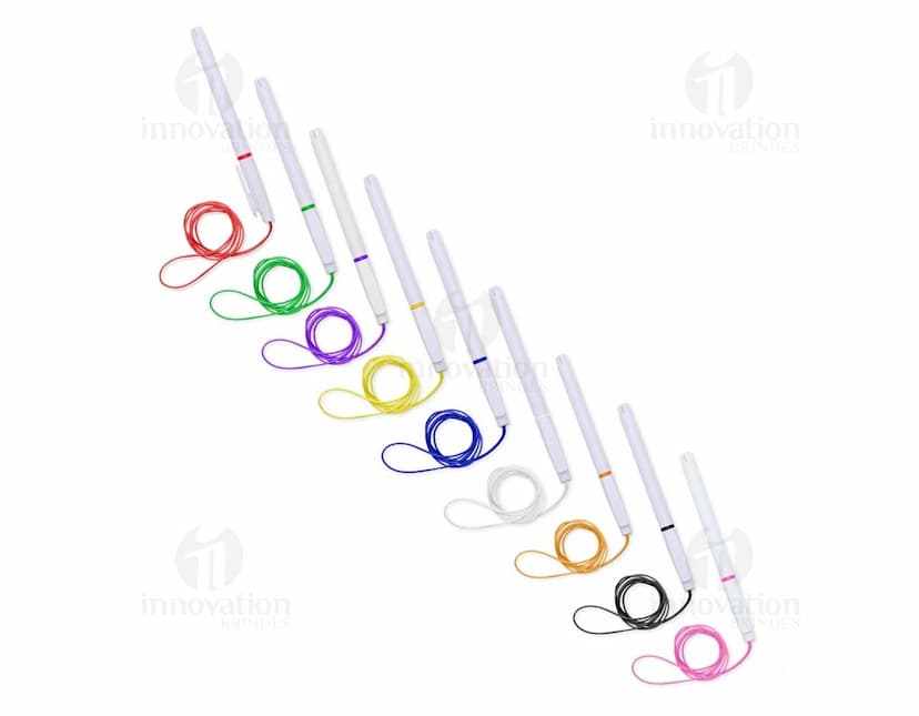 Caneta plástica com cordão, objeto de escrita em plástico preto, com design ajustável e cordão para fixação. Ideal para uso em escritórios, escolas e em casa.