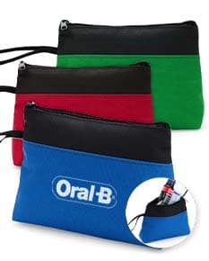 Nécessaire Nylon em cor preta com zíper e alça lateral.
