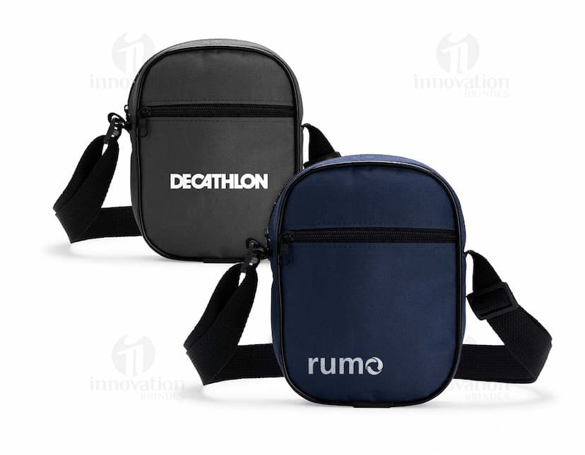 Bolsa de ombro de poliéster preta com alça de couro, fecho metálico, equipada com bolso interno e design moderno. Ideal para viagens e uso diário.