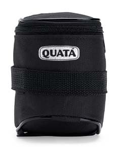 Produto: Bolsa Selim Bicicleta Oxford. Equipamento eletrônico moderno, com mecanismo de controle de abertura, regulador de foco e lente zoom. Feito em metal e plástico, com detalhes em vidro e flash. Modelo profissional para fotografia, com tecnologia digital e mecânica. Ideal para armazenamento de equipamentos fotográficos. Estilo vintage e portátil, em tom de prata com reflexos de aço.