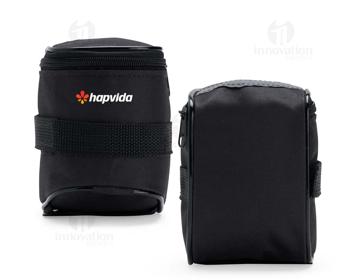 Produto: Bolsa Selim Bicicleta Oxford. Equipamento eletrônico moderno, com mecanismo de controle de abertura, regulador de foco e lente zoom. Feito em metal e plástico, com detalhes em vidro e flash. Modelo profissional para fotografia, com tecnologia digital e mecânica. Ideal para armazenamento de equipamentos fotográficos. Estilo vintage e portátil, em tom de prata com reflexos de aço.