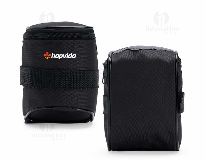 Produto: Bolsa Selim Bicicleta Oxford. Equipamento eletrônico moderno, com mecanismo de controle de abertura, regulador de foco e lente zoom. Feito em metal e plástico, com detalhes em vidro e flash. Modelo profissional para fotografia, com tecnologia digital e mecânica. Ideal para armazenamento de equipamentos fotográficos. Estilo vintage e portátil, em tom de prata com reflexos de aço.