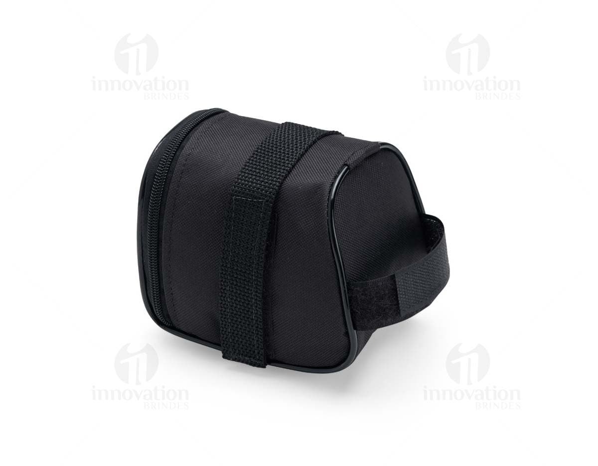 Produto: Bolsa Selim Bicicleta Oxford. Equipamento eletrônico moderno, com mecanismo de controle de abertura, regulador de foco e lente zoom. Feito em metal e plástico, com detalhes em vidro e flash. Modelo profissional para fotografia, com tecnologia digital e mecânica. Ideal para armazenamento de equipamentos fotográficos. Estilo vintage e portátil, em tom de prata com reflexos de aço.