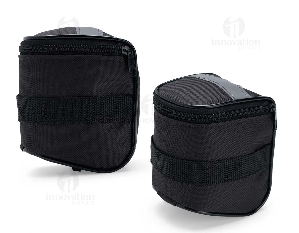 Produto: Bolsa Selim Bicicleta Oxford. Equipamento eletrônico moderno, com mecanismo de controle de abertura, regulador de foco e lente zoom. Feito em metal e plástico, com detalhes em vidro e flash. Modelo profissional para fotografia, com tecnologia digital e mecânica. Ideal para armazenamento de equipamentos fotográficos. Estilo vintage e portátil, em tom de prata com reflexos de aço.