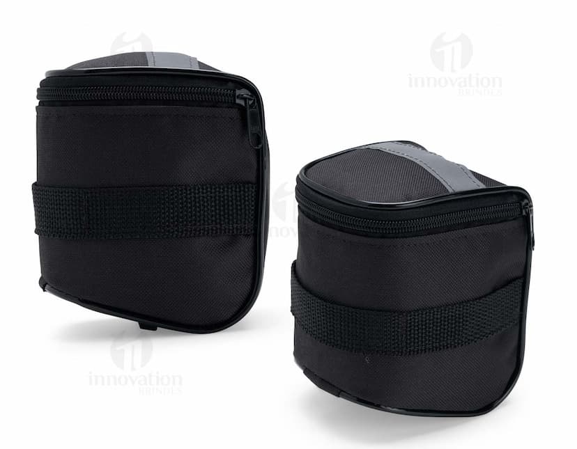 Produto: Bolsa Selim Bicicleta Oxford. Equipamento eletrônico moderno, com mecanismo de controle de abertura, regulador de foco e lente zoom. Feito em metal e plástico, com detalhes em vidro e flash. Modelo profissional para fotografia, com tecnologia digital e mecânica. Ideal para armazenamento de equipamentos fotográficos. Estilo vintage e portátil, em tom de prata com reflexos de aço.