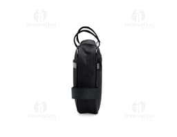 Bolsa Bicicleta Oxford preta, feita de couro, com alça de suporte e dispositivo de fechamento. Pode ser utilizada como