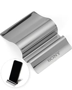 Porta celular em inox, ideal para organizar e proteger seu dispositivo. Design moderno e elegante, perfeito para uso em escritório, escola ou em casa. Produto resistente e durável, com acabamento em aço inoxidável. Ideal para manter seu celular seguro enquanto recarrega ou descansa.