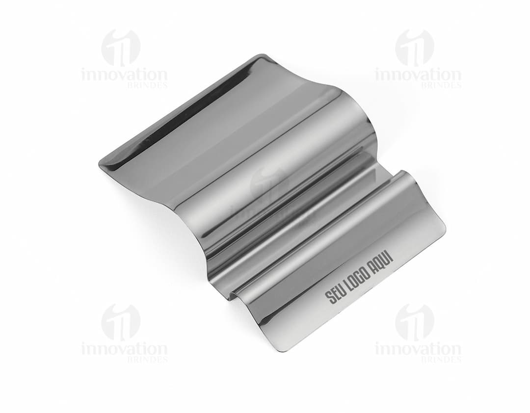 Porta celular em inox, ideal para organizar e proteger seu dispositivo. Design moderno e elegante, perfeito para uso em escritório, escola ou em casa. Produto resistente e durável, com acabamento em aço inoxidável. Ideal para manter seu celular seguro enquanto recarrega ou descansa.