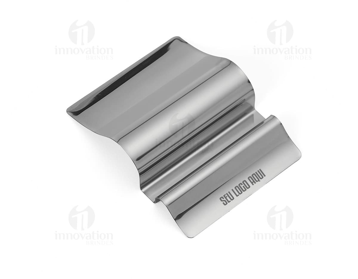 Porta celular em inox, ideal para organizar e proteger seu dispositivo. Design moderno e elegante, perfeito para uso em escritório, escola ou em casa. Produto resistente e durável, com acabamento em aço inoxidável. Ideal para manter seu celular seguro enquanto recarrega ou descansa.
