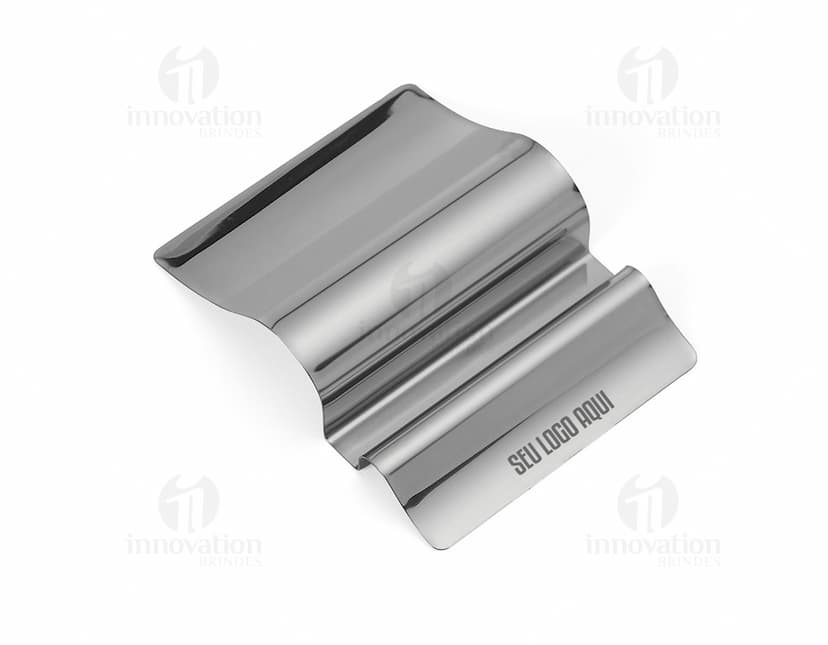 Porta celular em inox, ideal para organizar e proteger seu dispositivo. Design moderno e elegante, perfeito para uso em escritório, escola ou em casa. Produto resistente e durável, com acabamento em aço inoxidável. Ideal para manter seu celular seguro enquanto recarrega ou descansa.