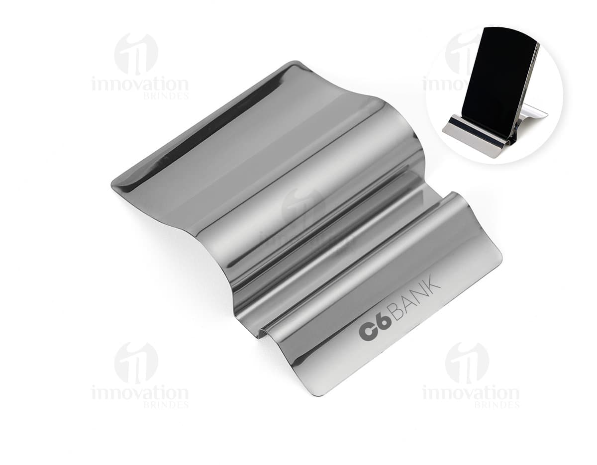 Porta celular em inox, ideal para organizar e proteger seu dispositivo. Design moderno e elegante, perfeito para uso em escritório, escola ou em casa. Produto resistente e durável, com acabamento em aço inoxidável. Ideal para manter seu celular seguro enquanto recarrega ou descansa.