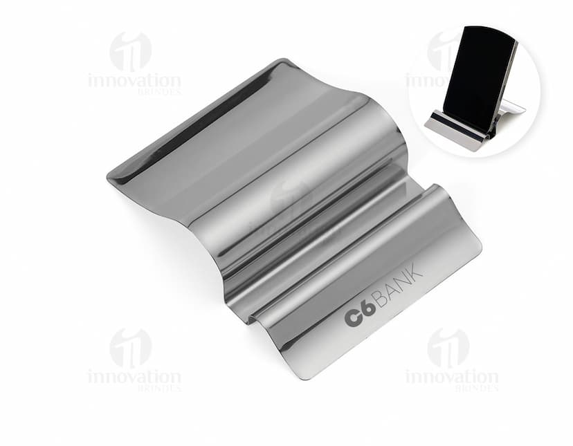 Porta celular em inox, ideal para organizar e proteger seu dispositivo. Design moderno e elegante, perfeito para uso em escritório, escola ou em casa. Produto resistente e durável, com acabamento em aço inoxidável. Ideal para manter seu celular seguro enquanto recarrega ou descansa.