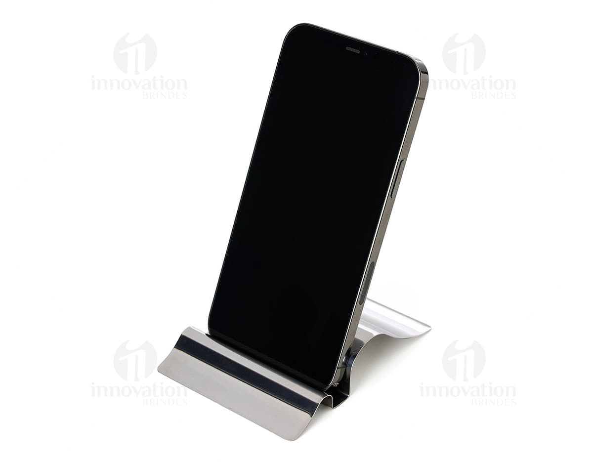 Porta celular em inox, ideal para organizar e proteger seu dispositivo. Design moderno e elegante, perfeito para uso em escritório, escola ou em casa. Produto resistente e durável, com acabamento em aço inoxidável. Ideal para manter seu celular seguro enquanto recarrega ou descansa.