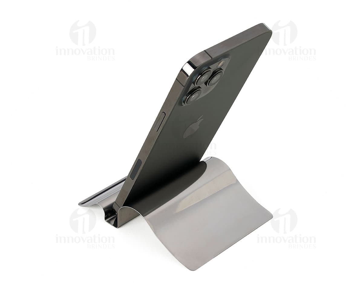 Porta celular em inox, ideal para organizar e proteger seu dispositivo. Design moderno e elegante, perfeito para uso em escritório, escola ou em casa. Produto resistente e durável, com acabamento em aço inoxidável. Ideal para manter seu celular seguro enquanto recarrega ou descansa.