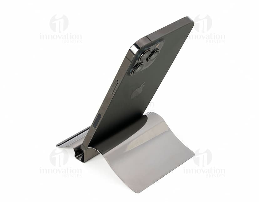 Porta celular em inox, ideal para organizar e proteger seu dispositivo. Design moderno e elegante, perfeito para uso em escritório, escola ou em casa. Produto resistente e durável, com acabamento em aço inoxidável. Ideal para manter seu celular seguro enquanto recarrega ou descansa.