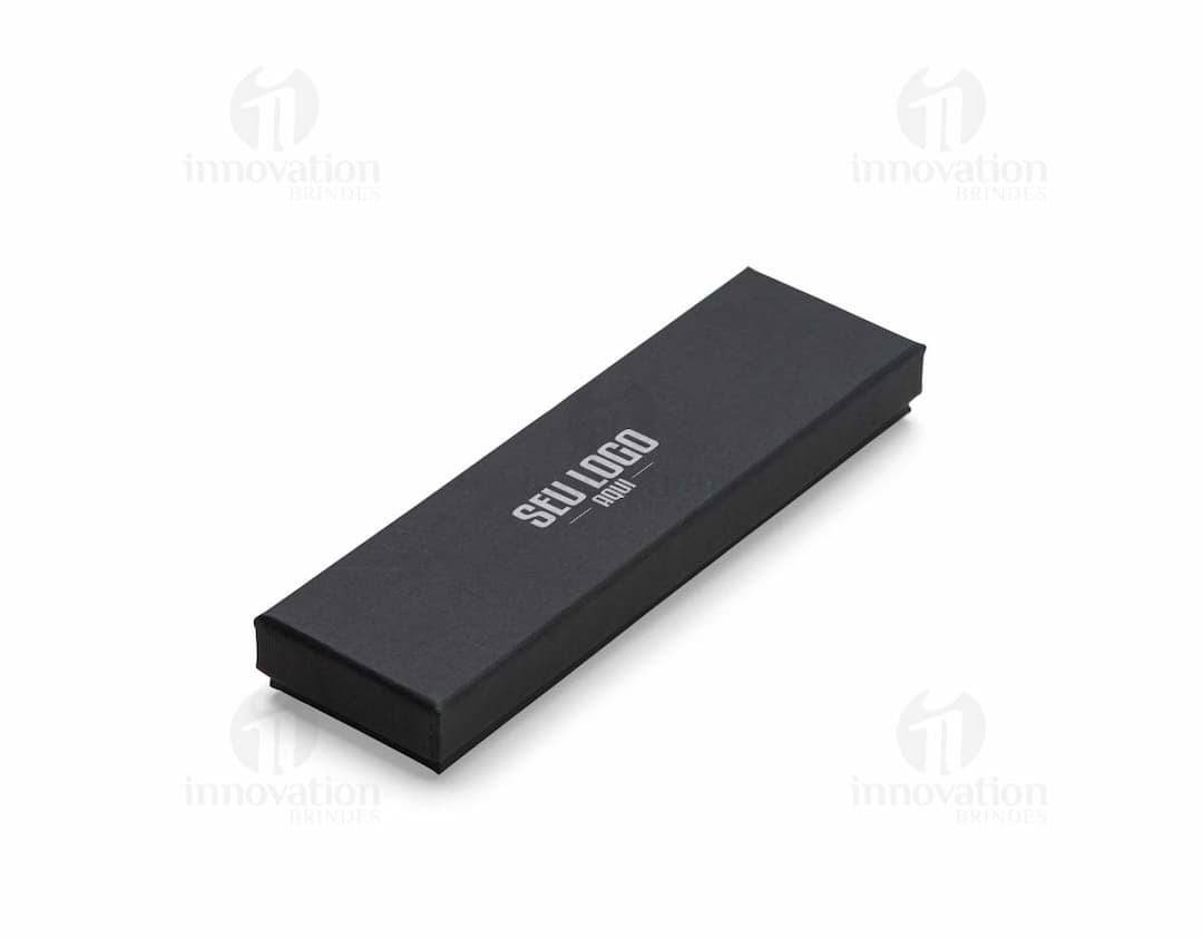 Estojo de papelão preto para armazenamento de dispositivos eletrônicos, como dongles, drives e cartões de memória. Ideal para guardar arquivos e documentos digitais de forma segura e organizada.