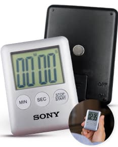 Cronômetro Timer de cor preta sobre fundo branco, mostrando os números em destaque.
