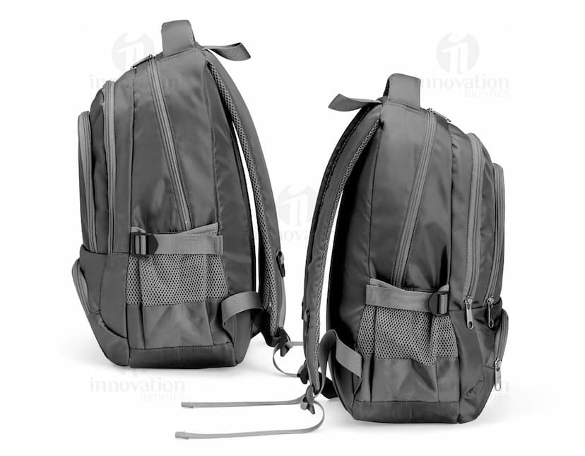 Mochila de poliéster de 17 litros em cor verde com bolsos laterais e alça ajustável.