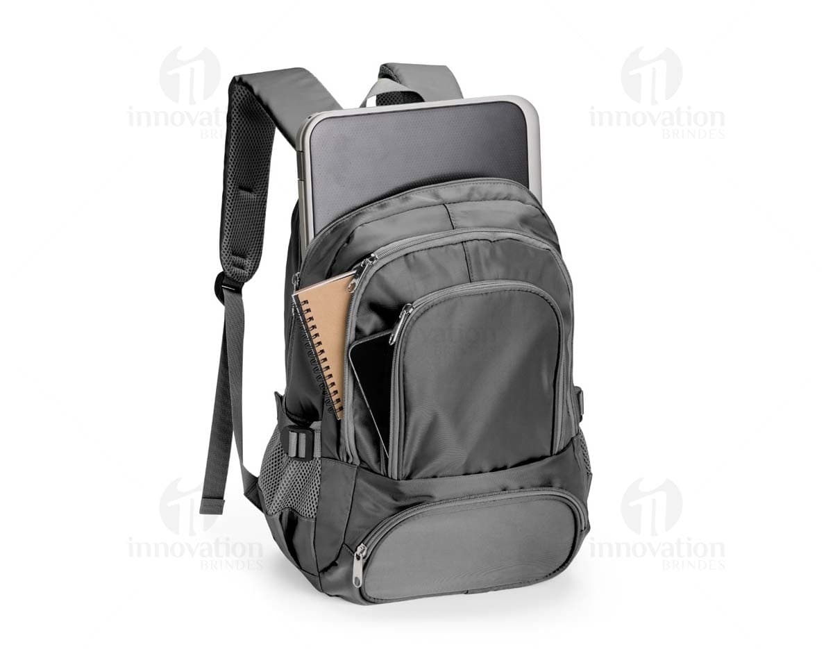 Mochila de poliéster de 17 litros em cor verde com bolsos laterais e alça ajustável.