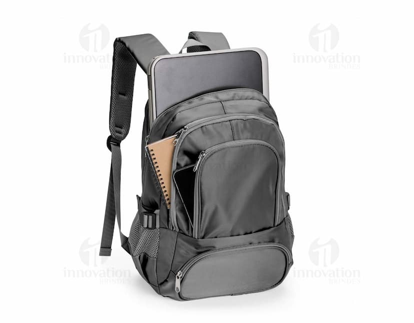 Mochila de poliéster de 17 litros em cor verde com bolsos laterais e alça ajustável.