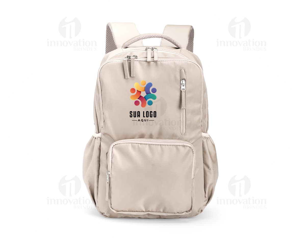 Mochila Poliéster 18 Litros em cor preta, com alças ajustáveis e vários bolsos externos.