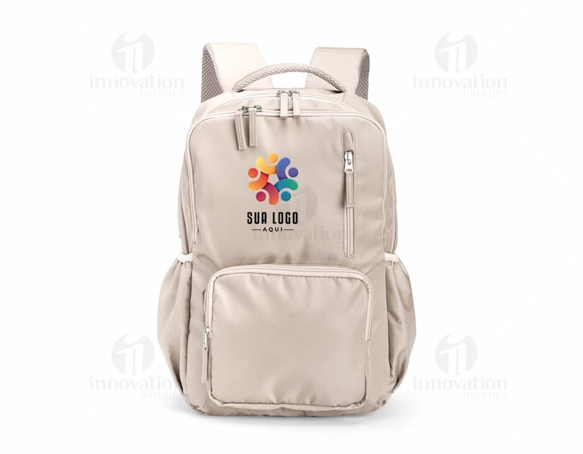 Mochila Poliéster 18 Litros em cor preta, com alças ajustáveis e vários bolsos externos.