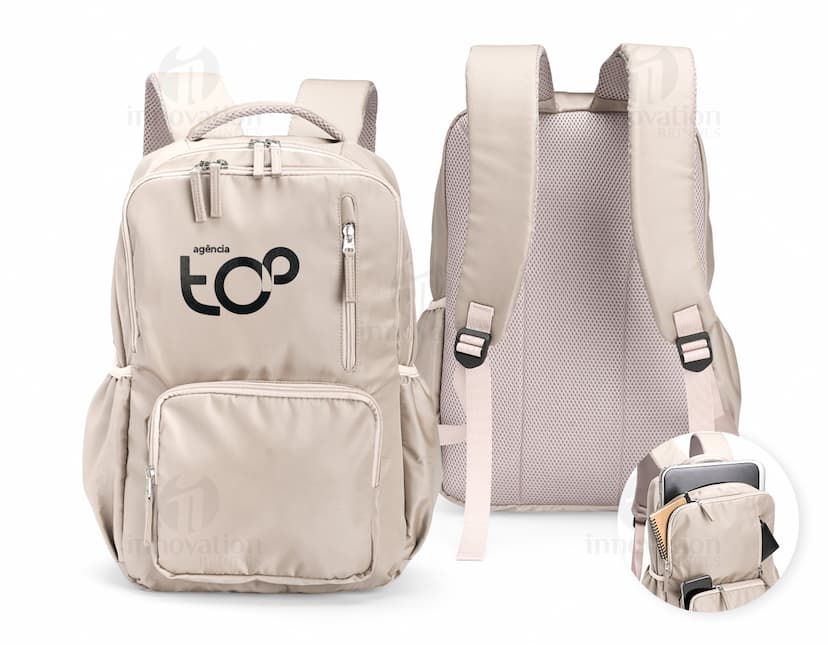 Mochila Poliéster 18 Litros em cor preta, com alças ajustáveis e vários bolsos externos.