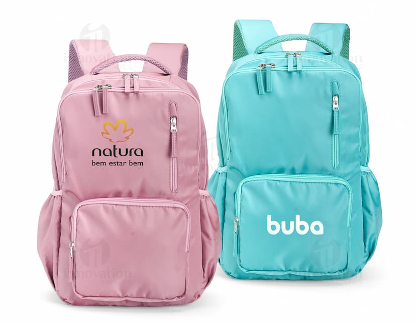 Mochila Poliéster 18 Litros em cor preta, com alças ajustáveis e vários bolsos externos.