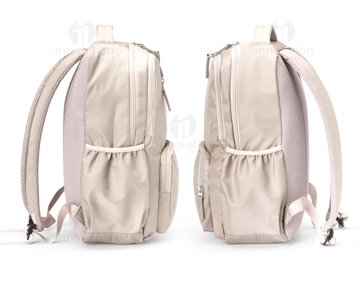 Mochila Poliéster 18 Litros em cor preta, com alças ajustáveis e vários bolsos externos.
