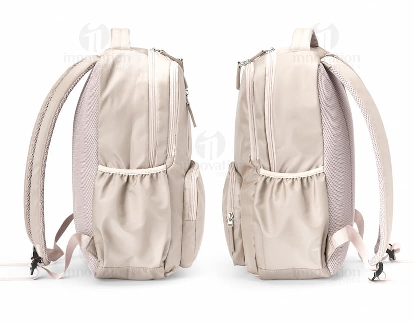 Mochila Poliéster 18 Litros em cor preta, com alças ajustáveis e vários bolsos externos.