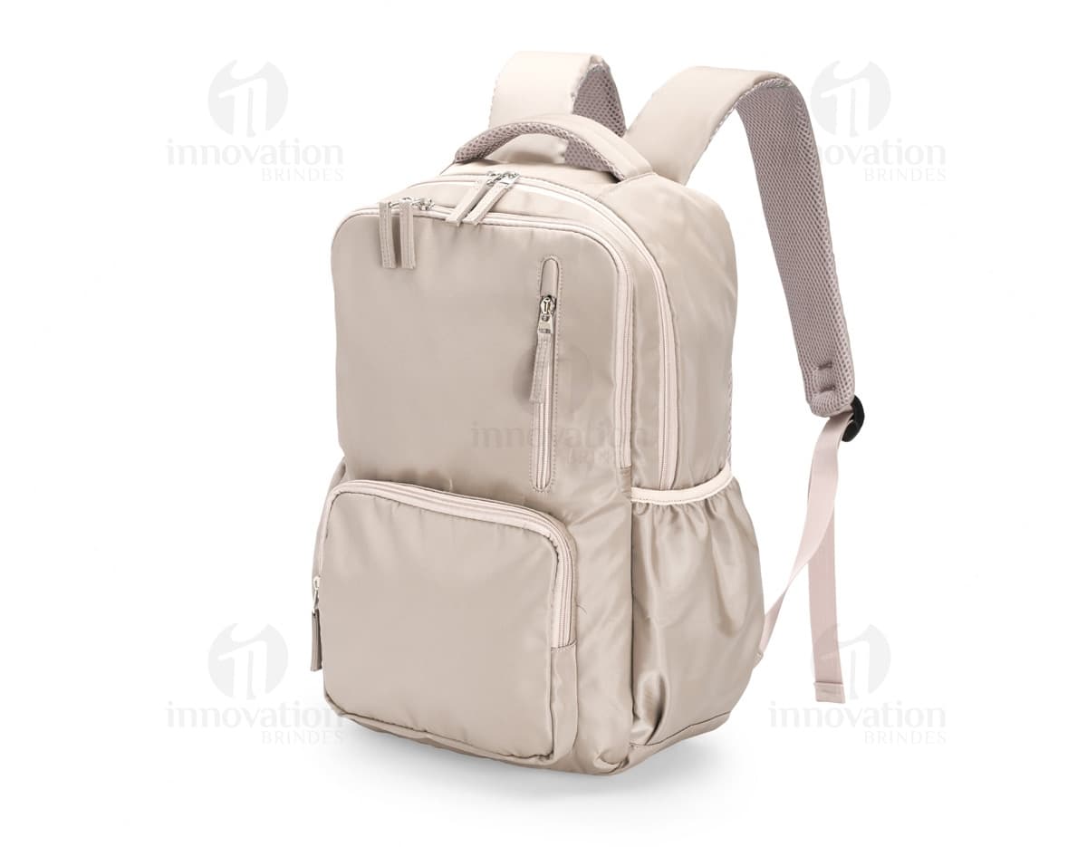 Mochila Poliéster 18 Litros em cor preta, com alças ajustáveis e vários bolsos externos.