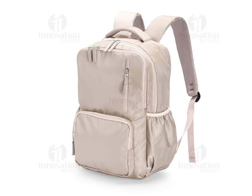 Mochila Poliéster 18 Litros em cor preta, com alças ajustáveis e vários bolsos externos.