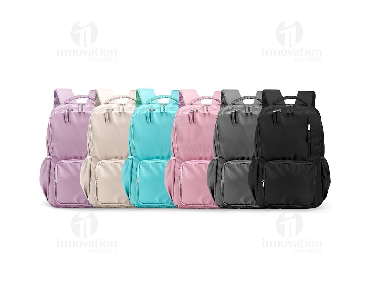 Mochila Poliéster 18 Litros em cor preta, com alças ajustáveis e vários bolsos externos.