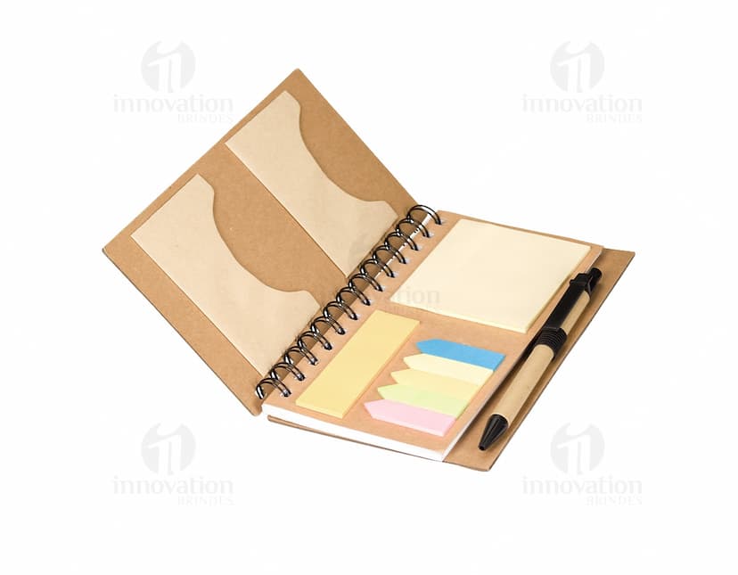 Caderno Ecológico com capa de papel kraft marrom, fecho de elástico e detalhe de folha verde. Páginas internas em papel reciclado.