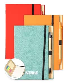 Bloco de anotações em papel reciclado com capa marrom e elástico azul, sobre uma mesa de madeira.