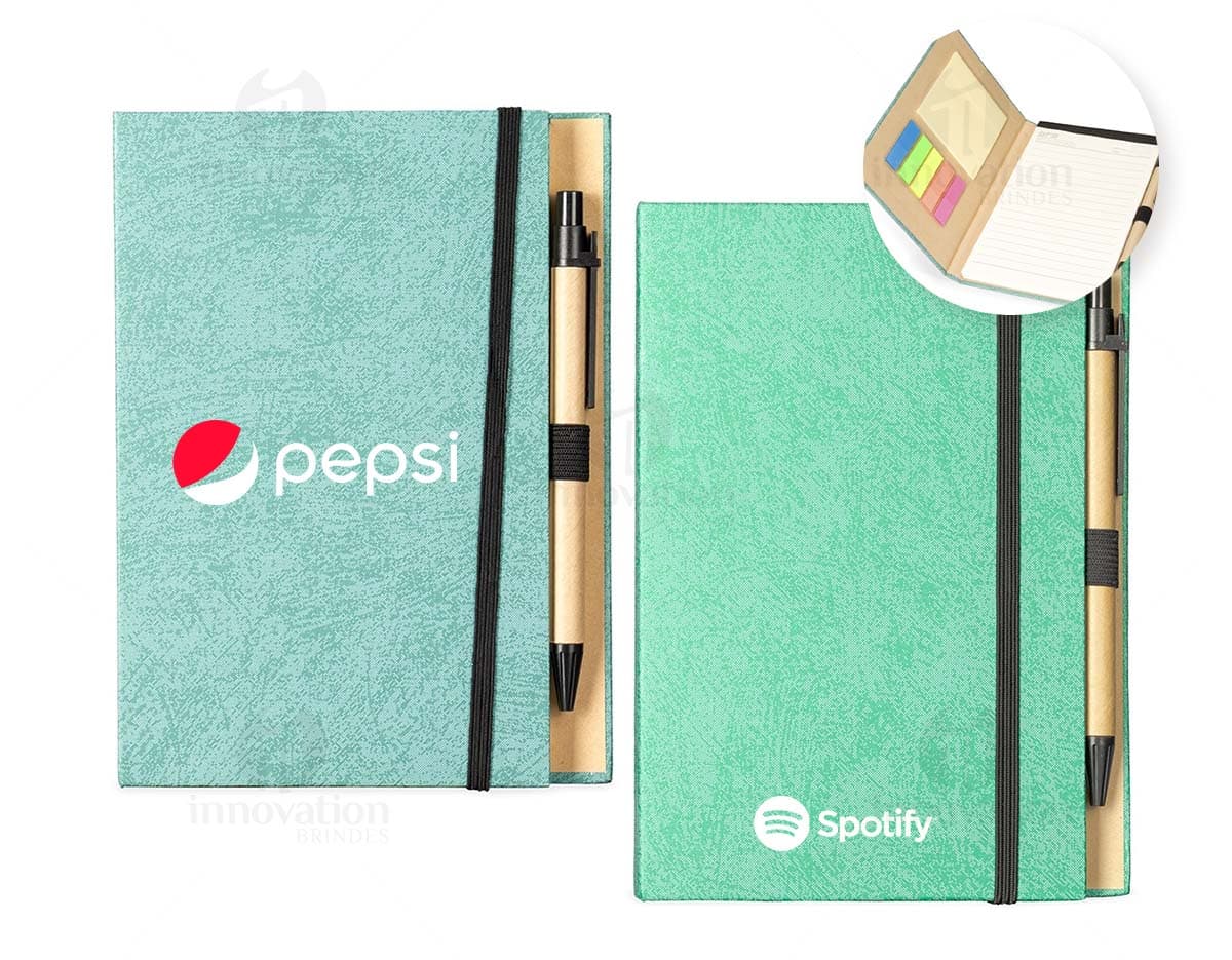 Bloco de anotações em papel reciclado com capa marrom e elástico azul, sobre uma mesa de madeira.
