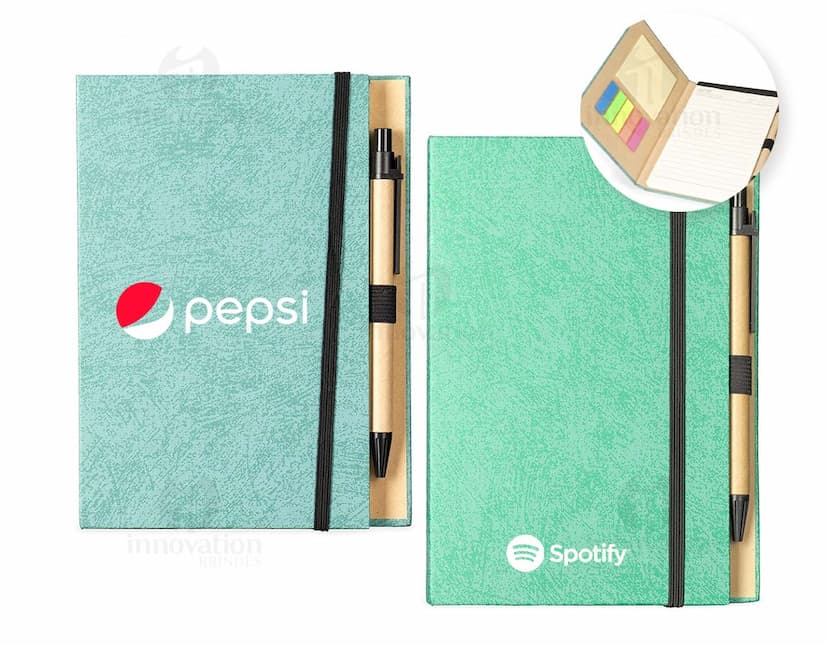 Bloco de anotações em papel reciclado com capa marrom e elástico azul, sobre uma mesa de madeira.