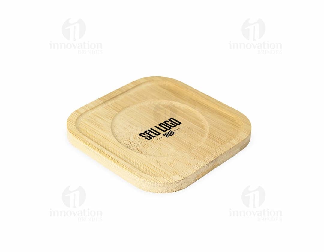 Kit Porta-Copos Bambu em quatro peças, feito de material sustentável com design elegante e cores neutras.