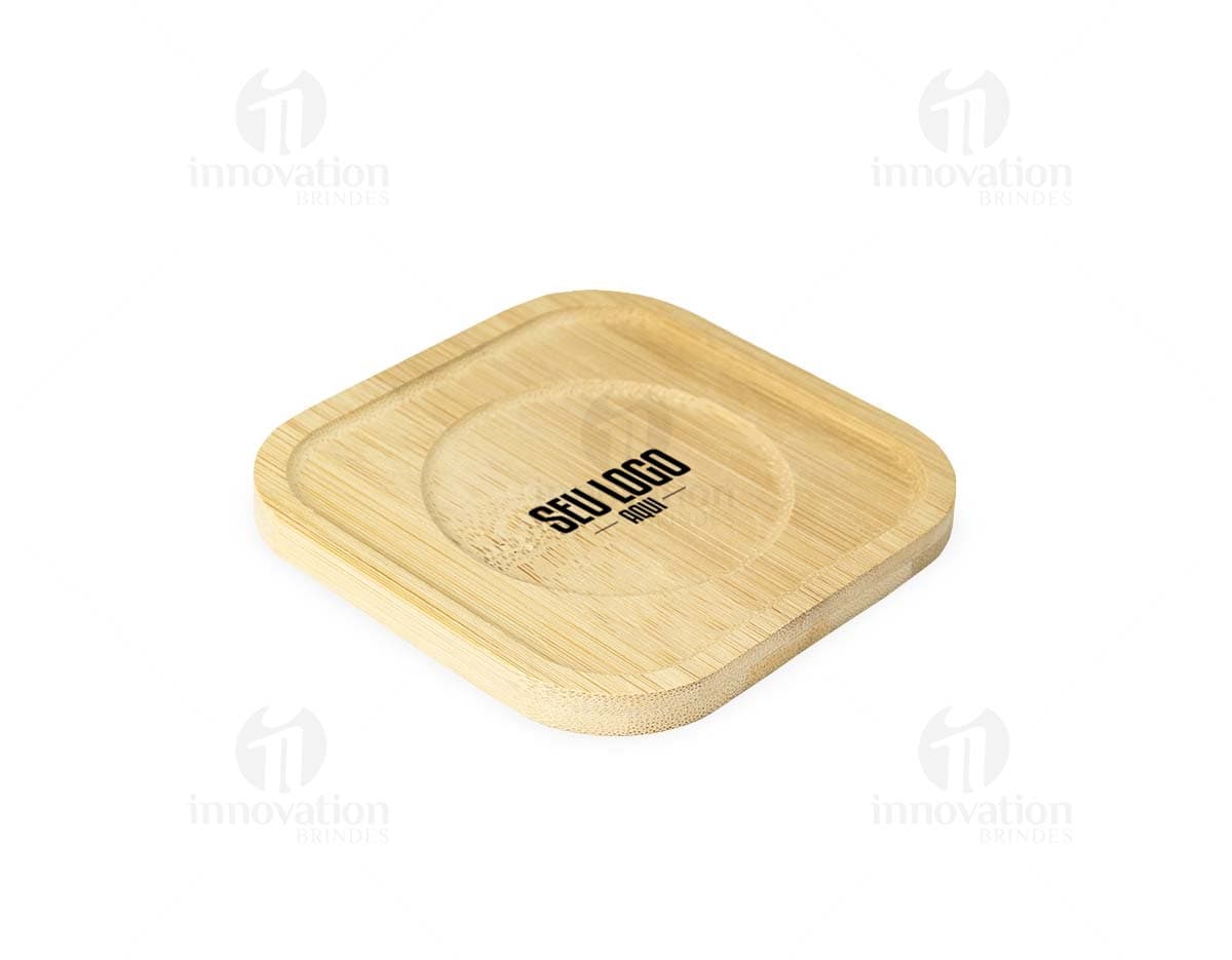 Kit Porta-Copos Bambu em quatro peças, feito de material sustentável com design elegante e cores neutras.