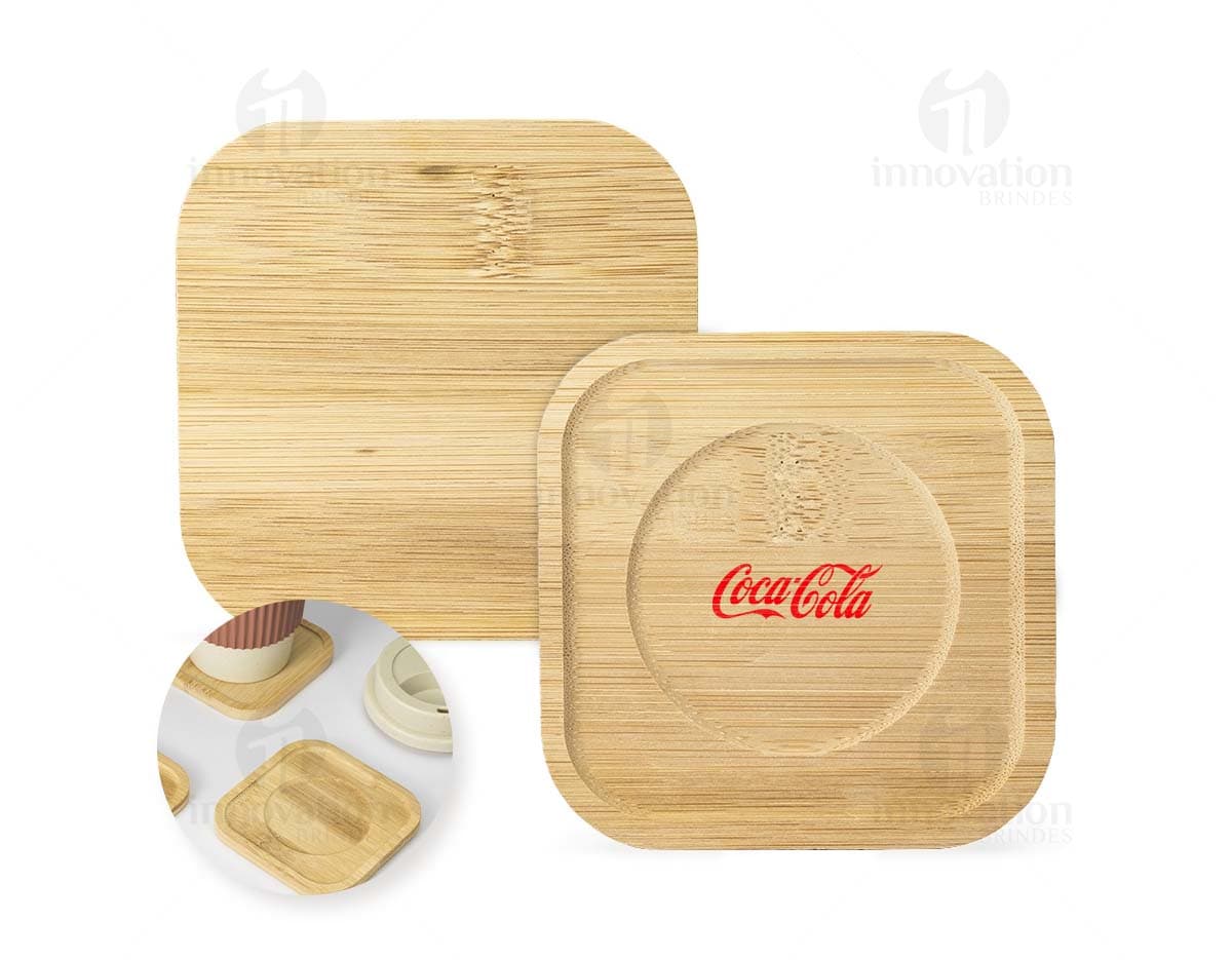 Kit Porta-Copos Bambu em quatro peças, feito de material sustentável com design elegante e cores neutras.
